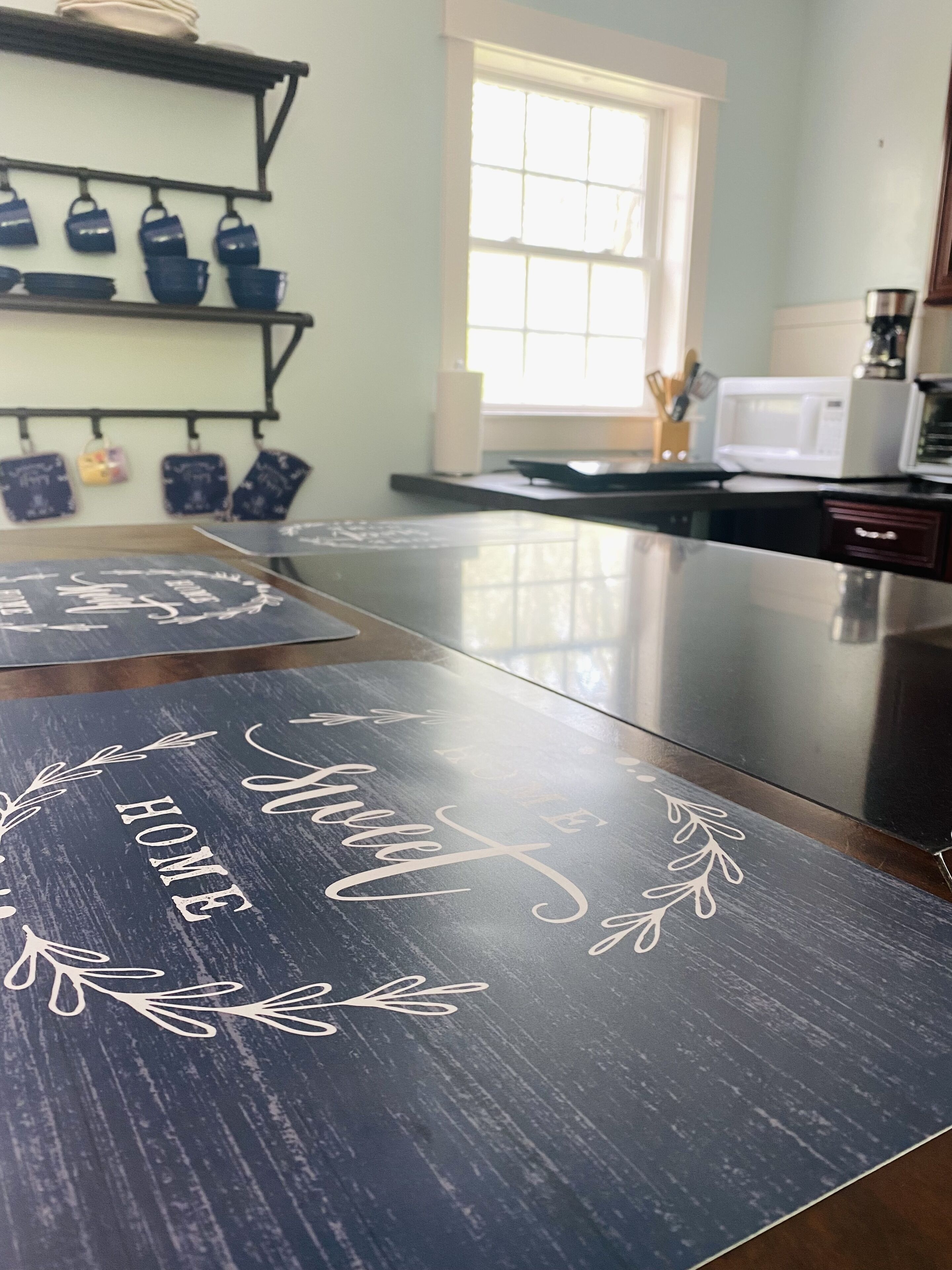 Réfrigérateur, micro-ondes, plaque de cuisson, cafetière/bouilloire