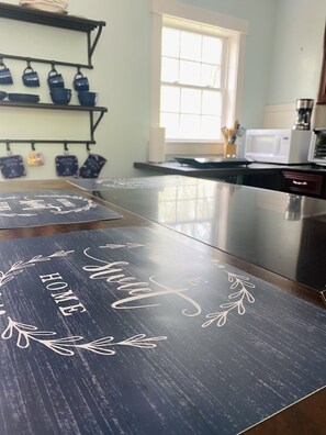 Jääkaappi, mikroaaltouuni, liesi, kahvin-/teenkeitin