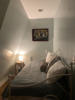 3 bedrooms, free WiFi, bed sheets - Spacious, Serene Guesthouse close to RI beaches, URI & southcounty destinations! (Charlestown)