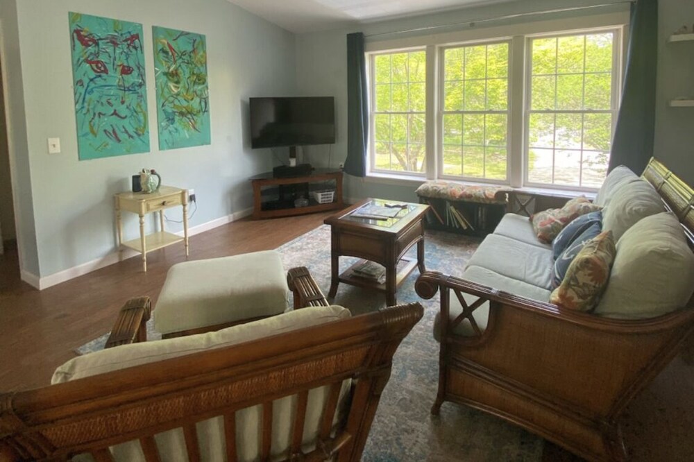 Spacious, Serene Guesthouse close to RI beaches and south county destinations!
