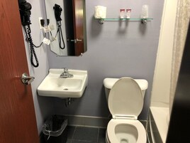 Toallas, jabón, shampoo, papel higiénico