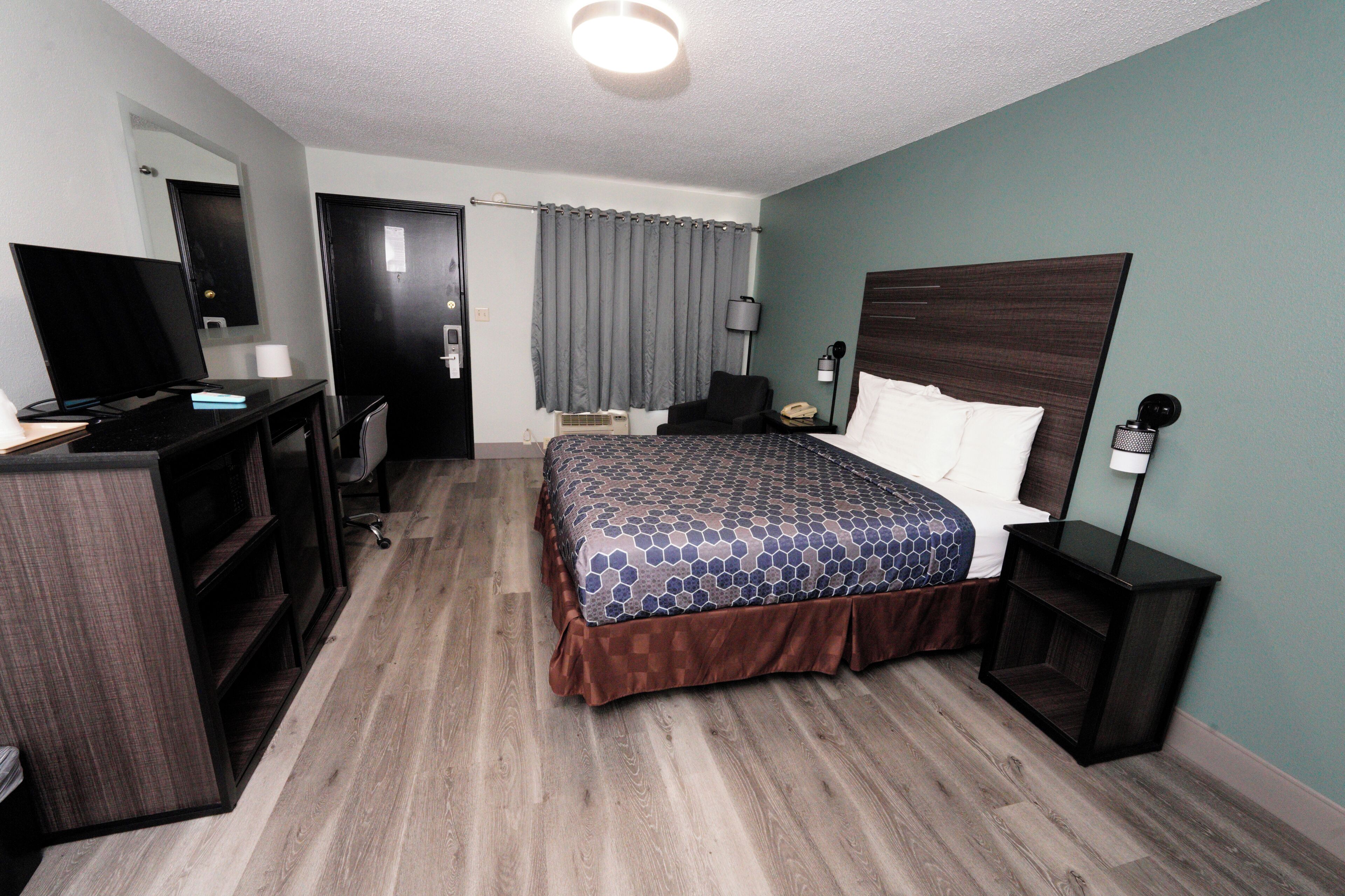 مكتب وواي فاي مجانًا  وملاءات أسرّة