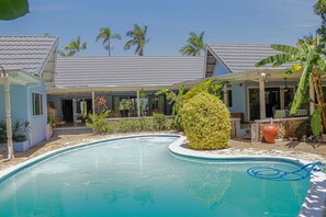 Outdoor pool - Seven Palms Villa  (Runaway Bay)