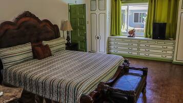 Executive Villa | 5 bedrooms, iron/ironing board, free WiFi