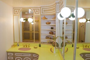 Executive Villa | Bathroom | Free toiletries, towels, soap, shampoo - Seven Palms Villa  (Runaway Bay)