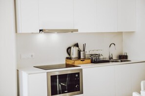 Geladeira, cooktop, chaleira elétrica, torradeira