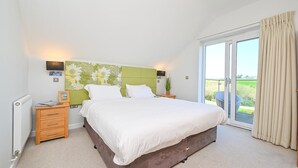 6 bedrooms, iron/ironing board, Internet, bed sheets - Retallack Resort Moorings, Hot tub & Games Room (Winnard's Perch)