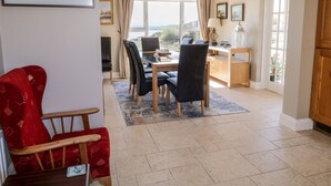 Un comedor con una mesa, sillas y vistas al exterior.