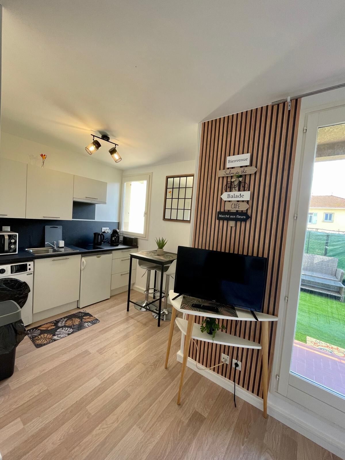 Réfrigérateur, micro-ondes, plaque de cuisson, bouilloire électrique