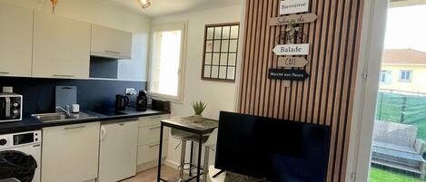 Réfrigérateur, micro-ondes, plaque de cuisson, bouilloire électrique