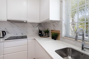 Kühlschrank, Mikrowelle, Ofen, Geschirrspüler