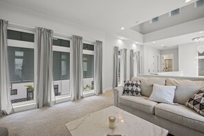 Smart TV - Brand New Luxury Lagoon Home, near beach & IMG! (Bradenton)