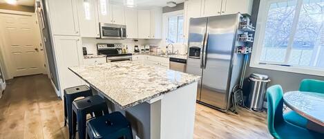 Réfrigérateur, micro-ondes, four, plaque de cuisson