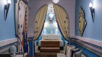 Ducha, artículos de tocador gratuitos, pantuflas, toallas