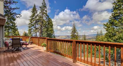 RIDGE-VIEW RETREAT Spectacular VIEW of Mt Shasta to the north