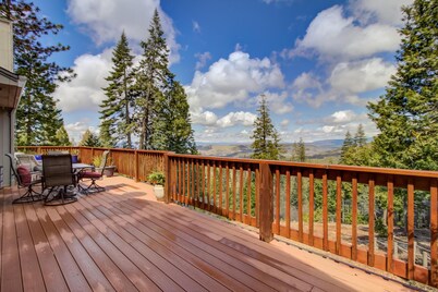 RIDGE-VIEW RETREAT Spectacular VIEW of Mt Shasta to the north