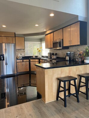 Réfrigérateur, four à micro-ondes, un four, surface de cuisson