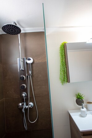 Douche, sĂšche-cheveux, serviettes fournies, savon