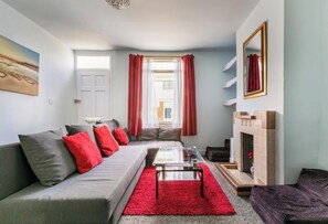 Living area - 2 b&b 40 Percent off Weekly Half Price Monthly (Deal)