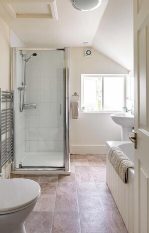 Shower, hair dryer, towels - 2 b&b 40 Percent off Weekly Half Price Monthly (Deal)