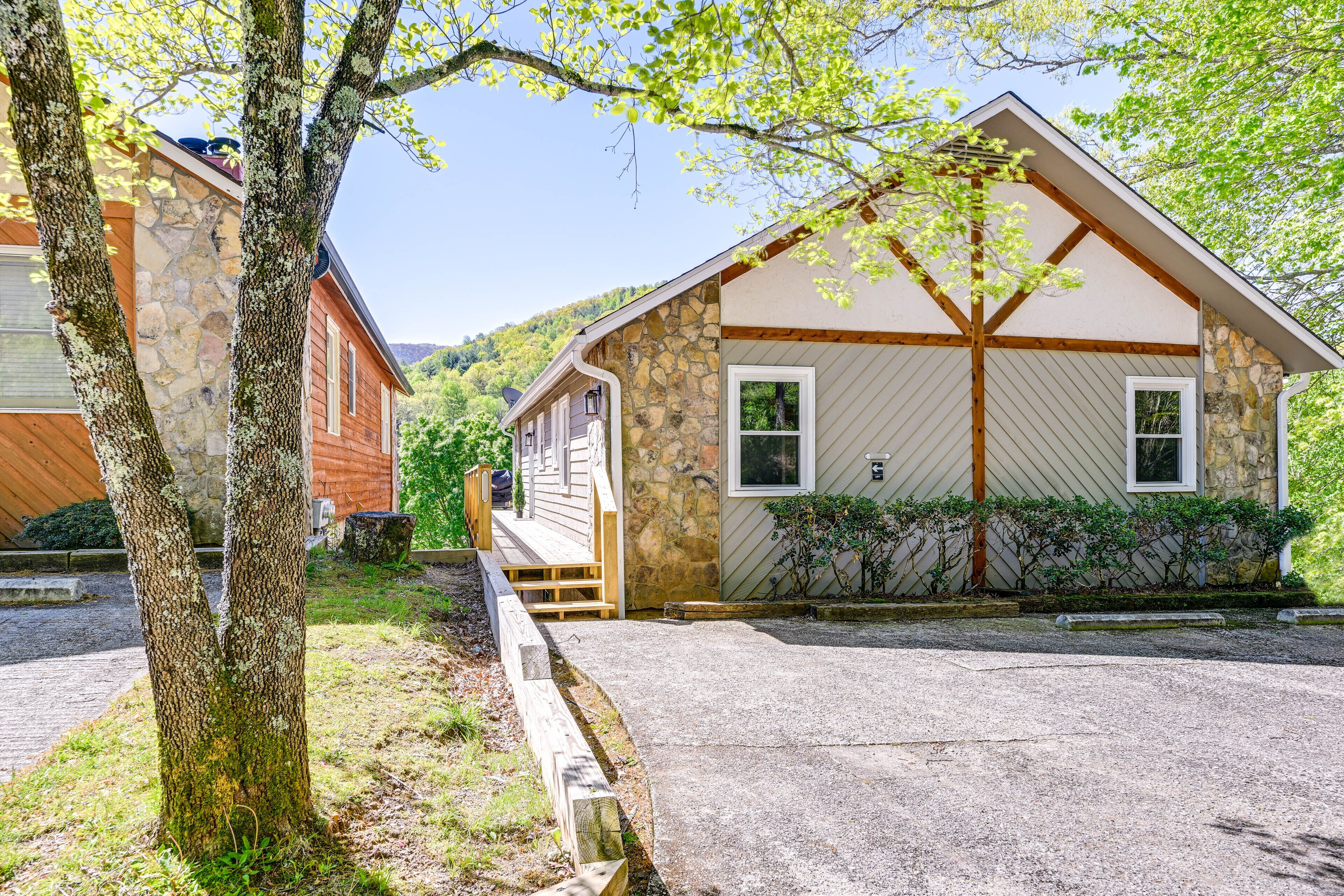 Pet-Friendly Condo on Sky Valley Golf Course!