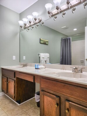 Sèche-cheveux, serviettes fournies, savon, shampoing