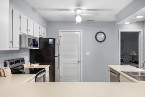 Kjøleskap, mikrobølgeovn, ovn og kokeplater