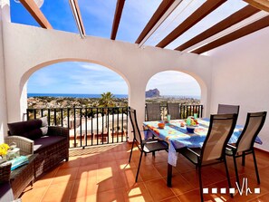 Outdoor dining - MALVARROSA – Apartament with panoramic views of Calpe and the sea (Calpe / Calp)