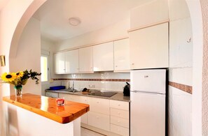 Geladeira, micro-ondas, cooktop, cafeteira/chaleira