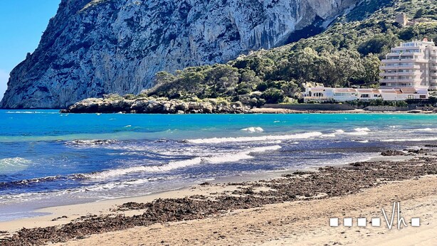 Un hotel sul lungomare con vista sul mare e su una scogliera.