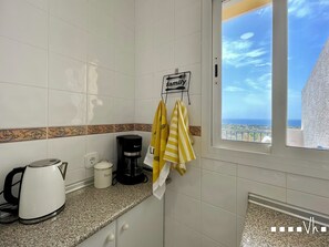 Frigorífico, microondas, placa de cocina y cafetera o tetera