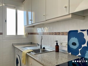 Frigorífico, microondas, placa de cocina y cafetera o tetera