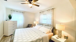 2 bedrooms, iron/ironing board, WiFi, bed sheets - Charming Downtown Sarasota Home, 30+ days stay (Sarasota)