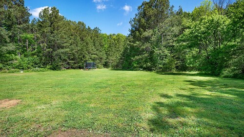 Cozy 2BR Apt with Amenities for Working Guests