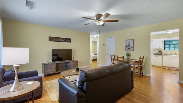 Smart TV - Cozy 2BR Apt with Amenities for Working Guests (calhoun)