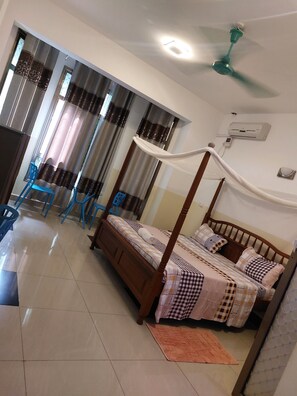 Individually decorated, individually furnished, desk, laptop workspace - Ayodya suites nyali (Mombasa)