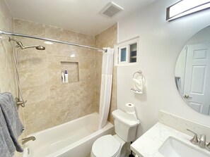 Haartrockner, Handtücher, Seife, Shampoo
