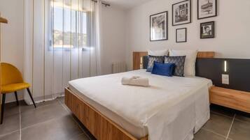 2 bedrooms, iron/ironing board, travel cot, WiFi