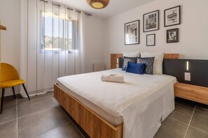 2 bedrooms, iron/ironing board, travel crib, WiFi - Cosy & Chic — Sea & lagoon view, garage + parking (Sète)