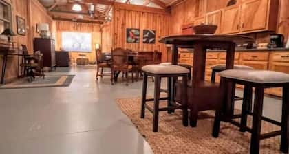 Barndominium - Walk to Waterfalls - Pet Friendly - Blue Ridge Mountains