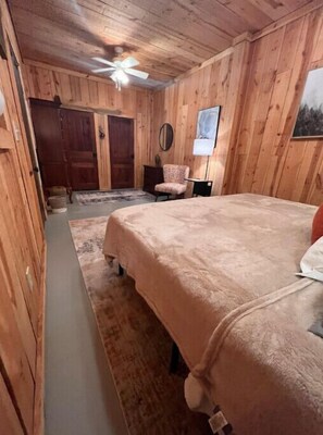 2 bedrooms, desk, iron/ironing board, travel crib
