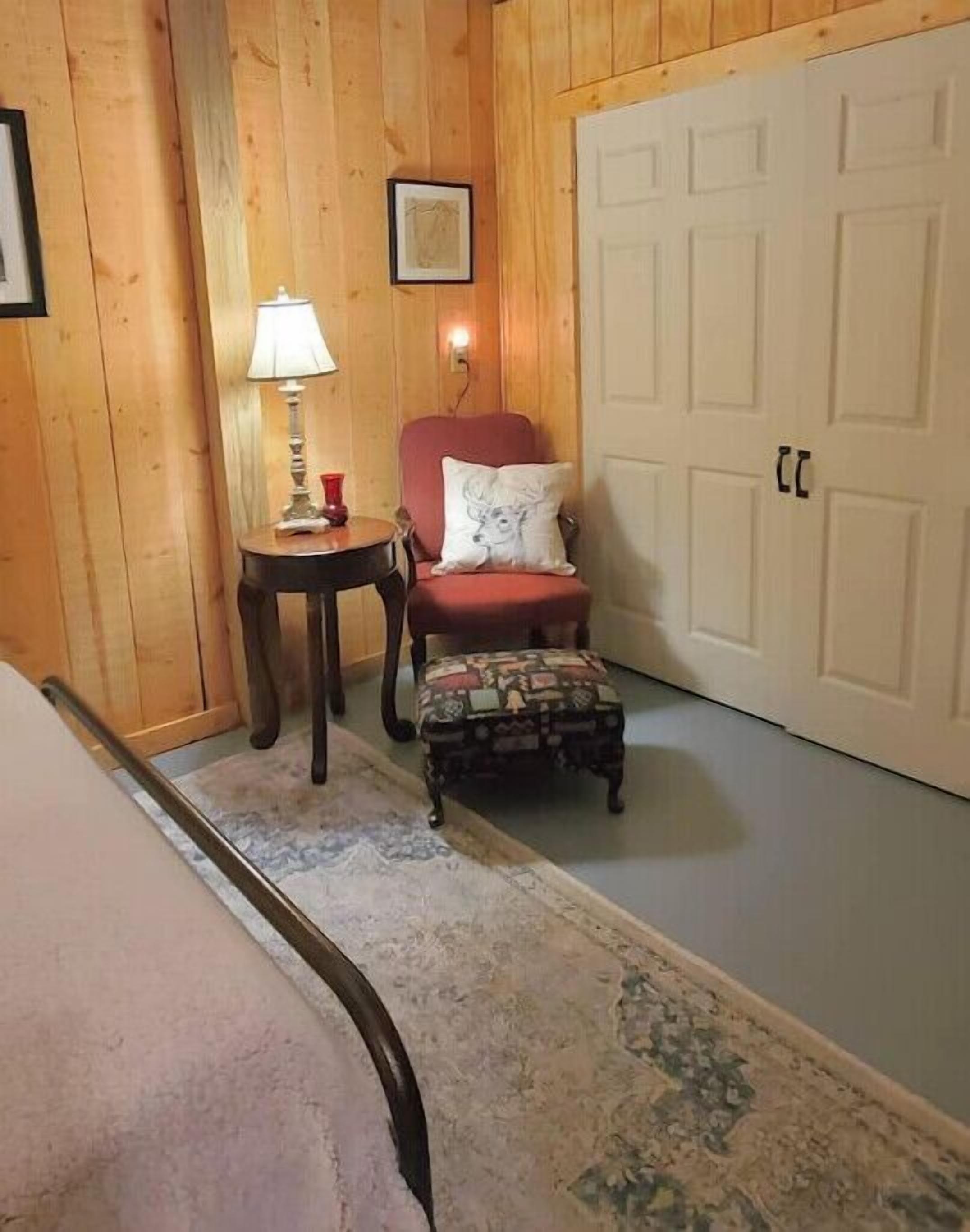 2 bedrooms, desk, iron/ironing board, travel cot