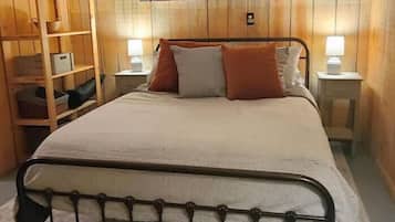 2 bedrooms, desk, iron/ironing board, travel cot