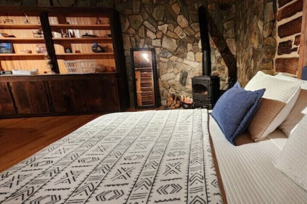 Saluda dream cabin next to Bradley Falls trails