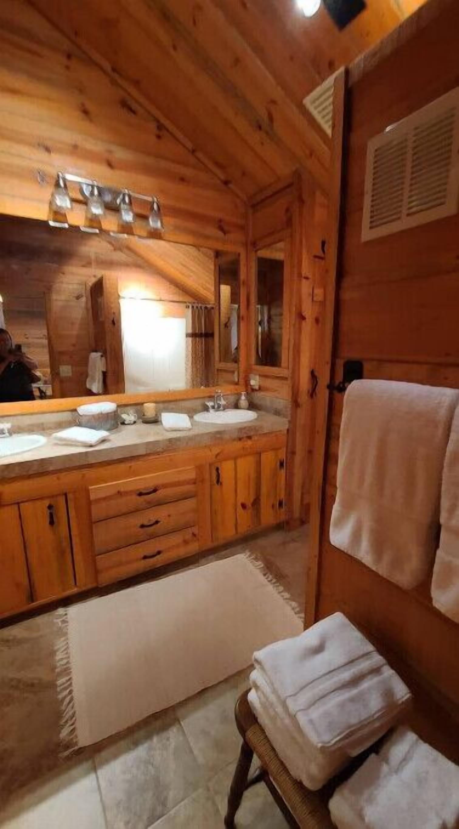 Saluda dream cabin next to Bradley Falls trails