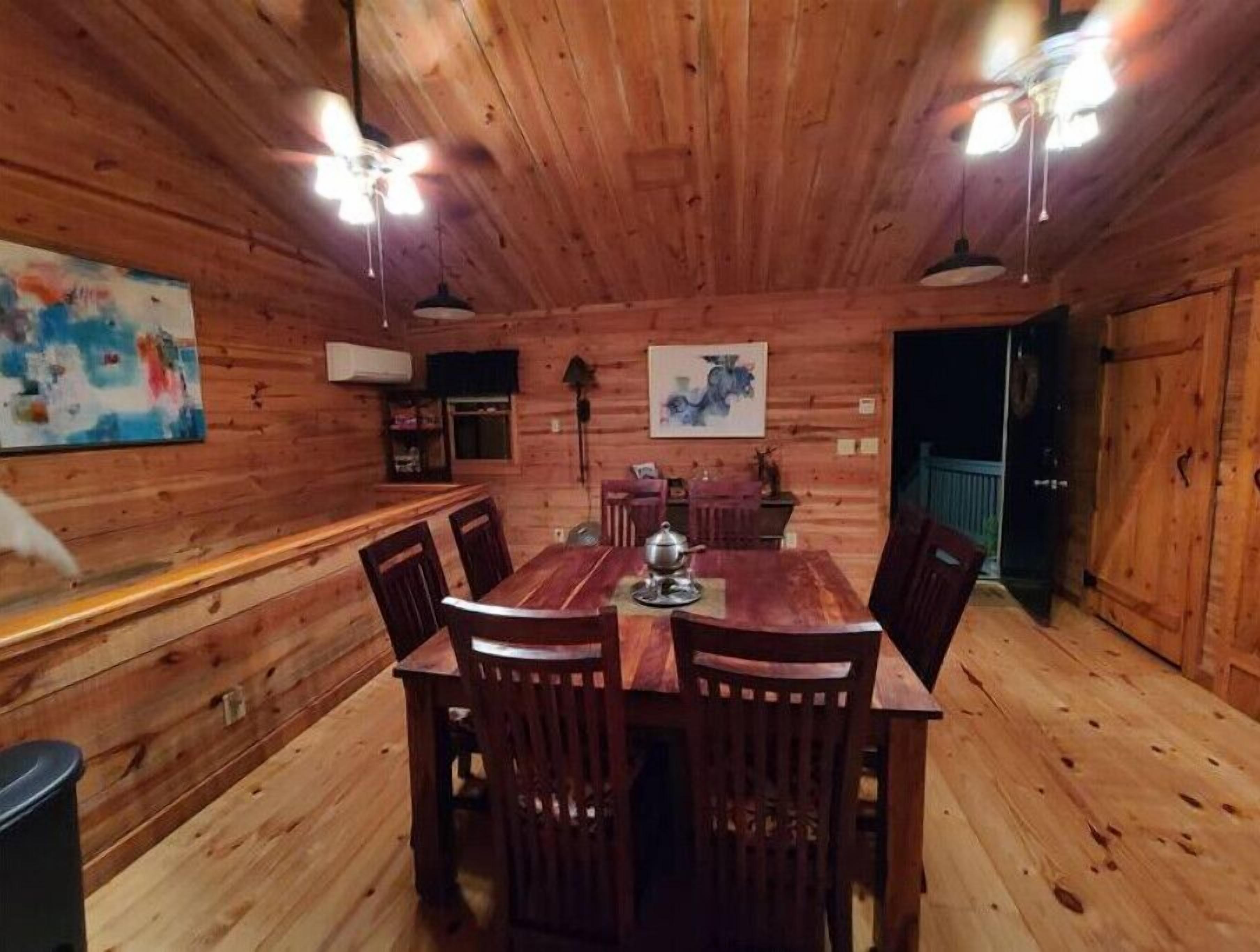 Saluda dream cabin next to Bradley Falls trails