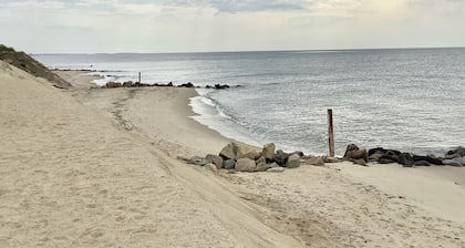 Steps to a private beach in a classic Cape cottage. Pet-friendly!