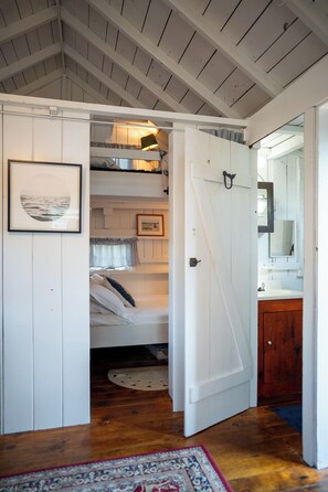 2 bedrooms, travel crib, free WiFi, bed sheets