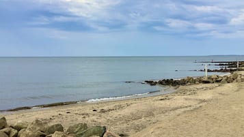 En la playa, sillas reclinables de playa, toallas de playa