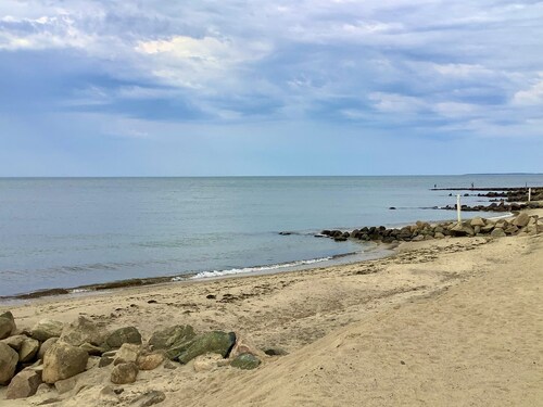 Steps to a private beach in a classic Cape cottage. Pet-friendly!